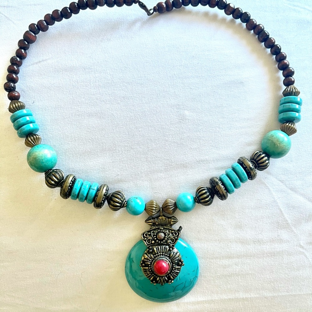 Beaded pendant necklace